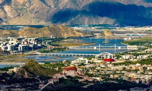 这是拉萨河风光（2025年7月30日摄）。新华社记者 姜帆 摄