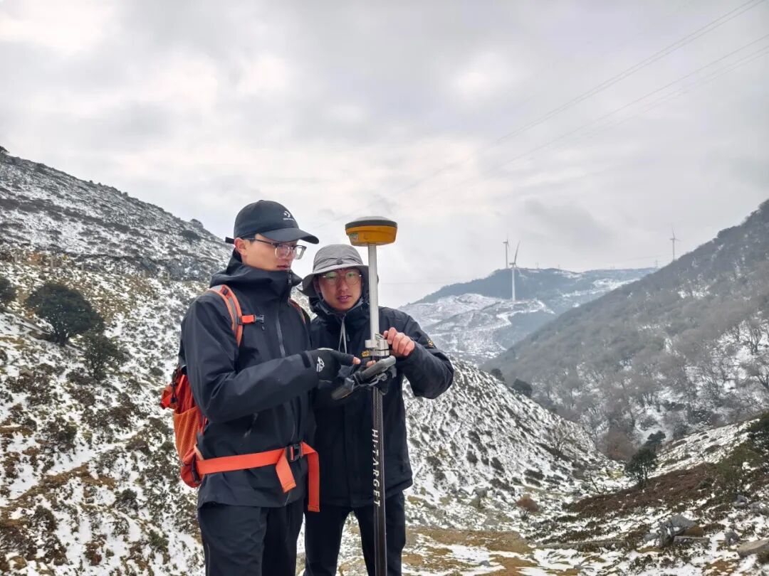3月15日，南网超高压公司大理局运维人员和设计院作业人员在云南省大理州洱源县开展藏粤直流工程线路终勘工作。