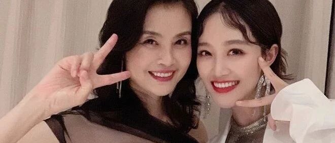 杨颖化身导游逛上海老街 刘亦菲晒自拍蓝盈莹晒与母亲的合照