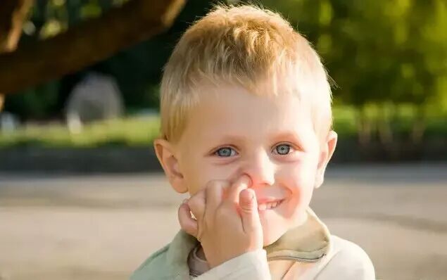 没事别挖鼻孔，诱发鼻炎的四个不良后果，劝忍住