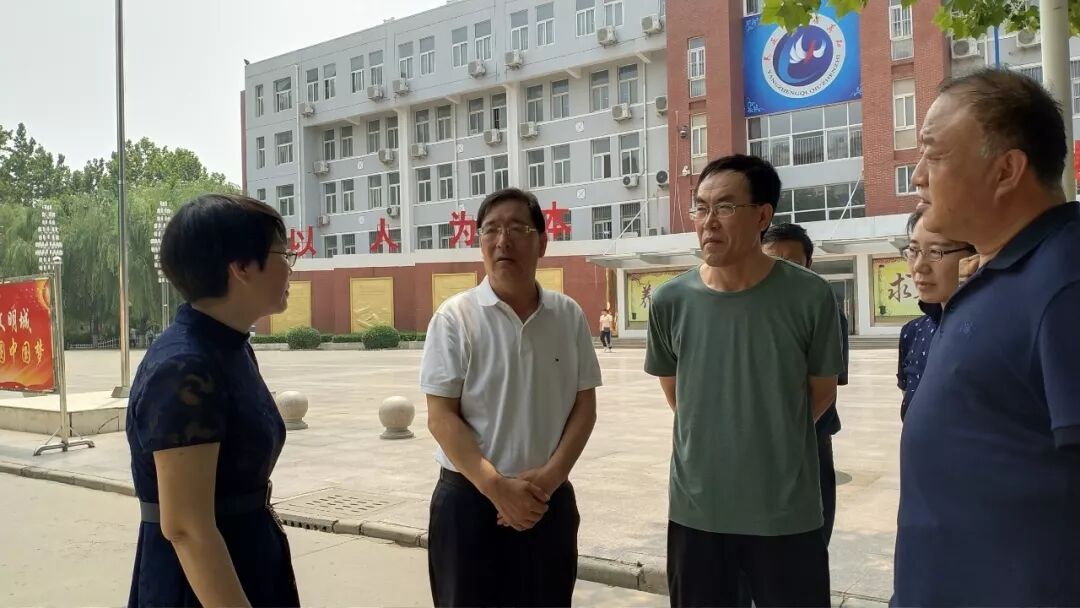 区委书记郝卫东到十四中学调研指导教育招生工作