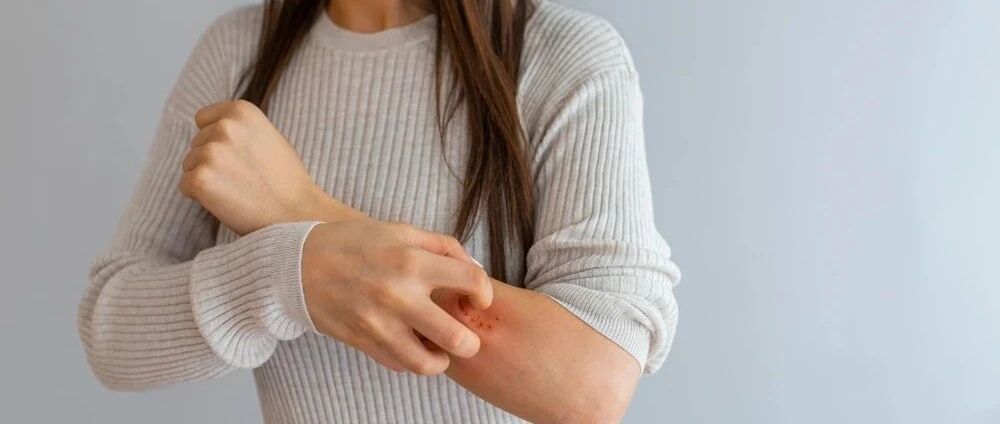 每三人就有一个试图自杀：久治不愈阴影下的皮肤病人