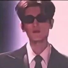 老师播放张凌赫走秀视频,以此预防学生早恋