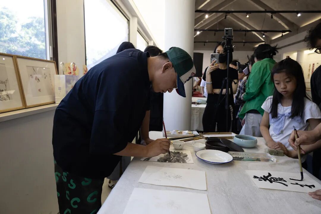 从当代著名国画家王文芳,李洋,王冠军,2001年任教于黑龙江佳木斯大学