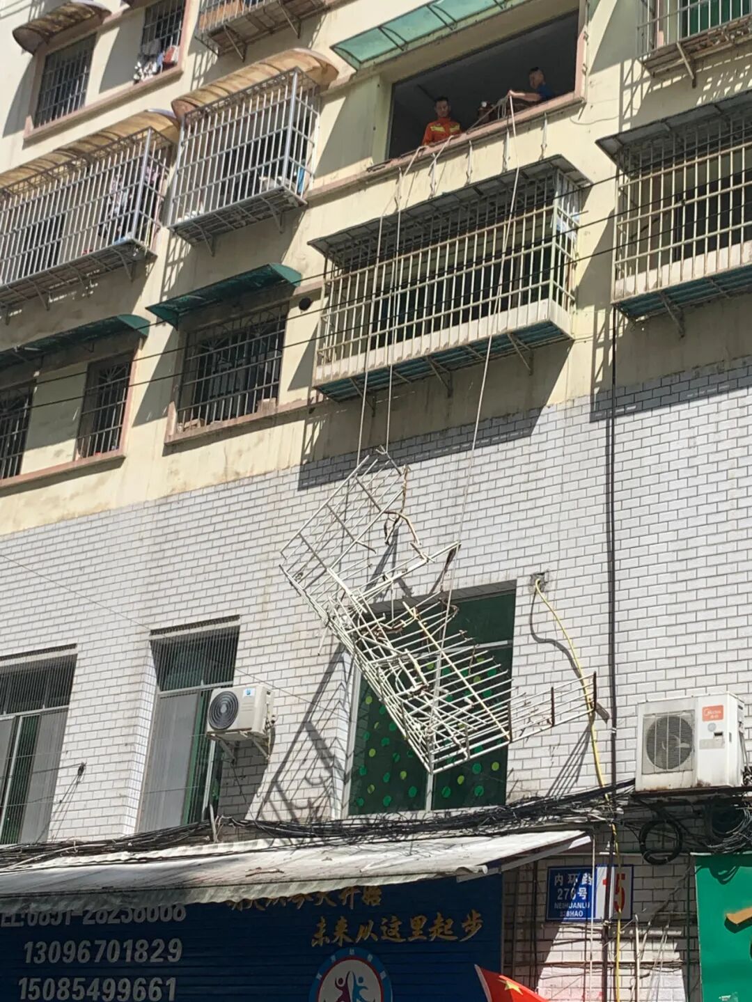 “哐当”一声，铝合金管从天而降……