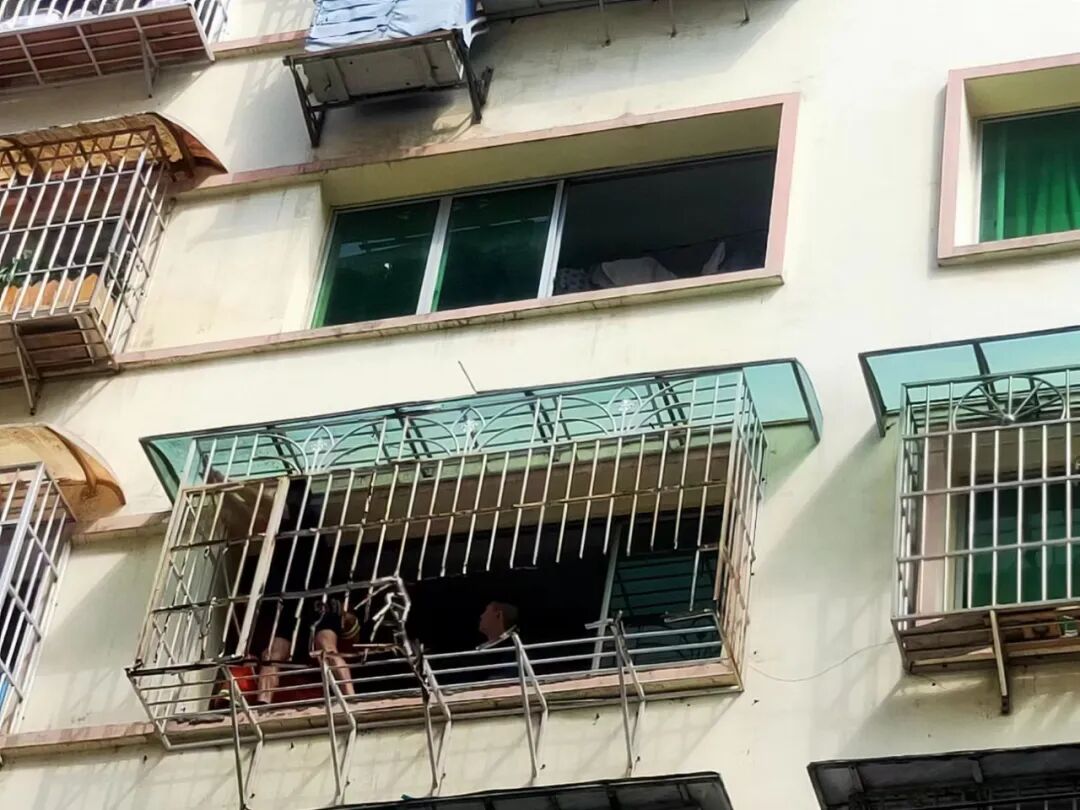 “哐当”一声，铝合金管从天而降……