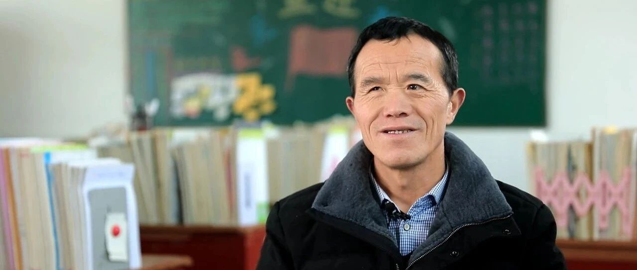 失明教师卢文建：用扑克点名、打快板上课