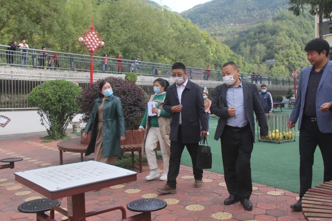 安康市教体局督查组,白河县教育体育和科技局党委书记,局长谢文生一行