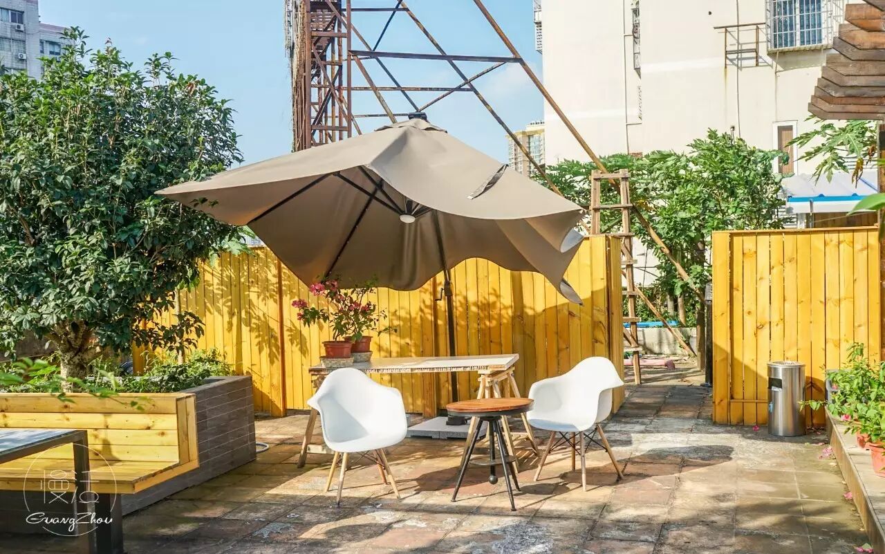 江南西有家全玻璃的天台咖啡厅,简约纯白,景观一流,在这里喝杯创意