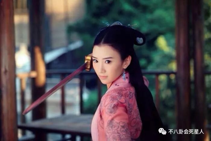 毛晓彤从被同情到被骂有心机，全因她对吴昕做错了这件事！