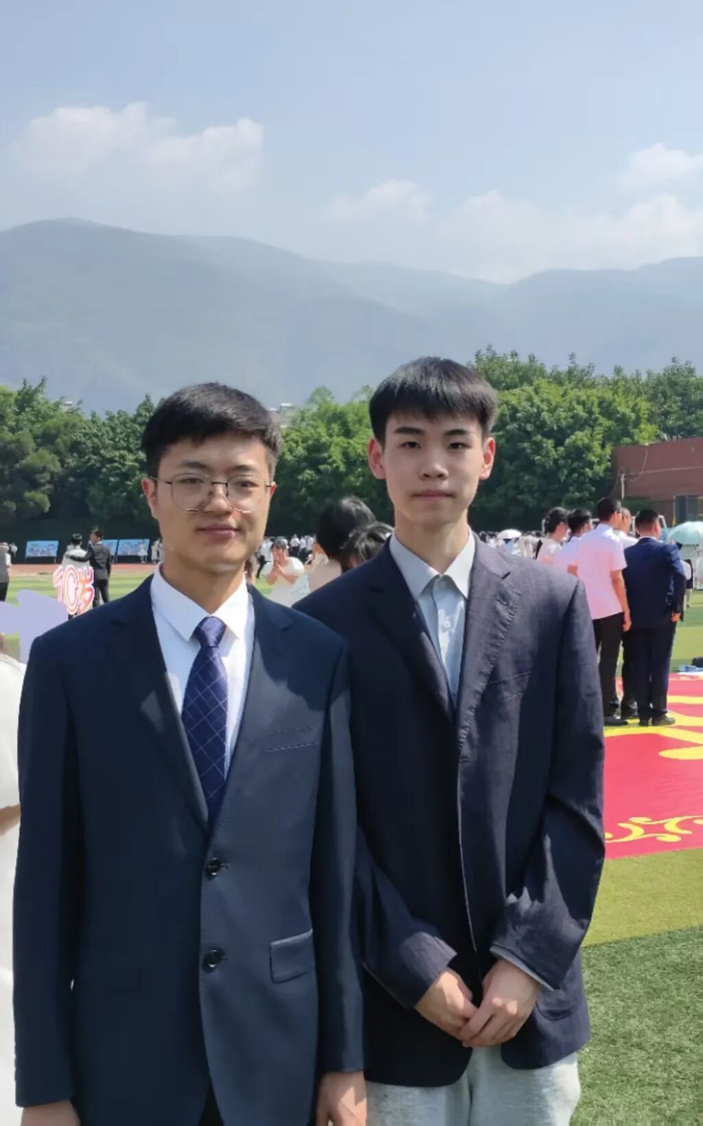 刘航宇（右）和张胜倬老师在一起.jpg