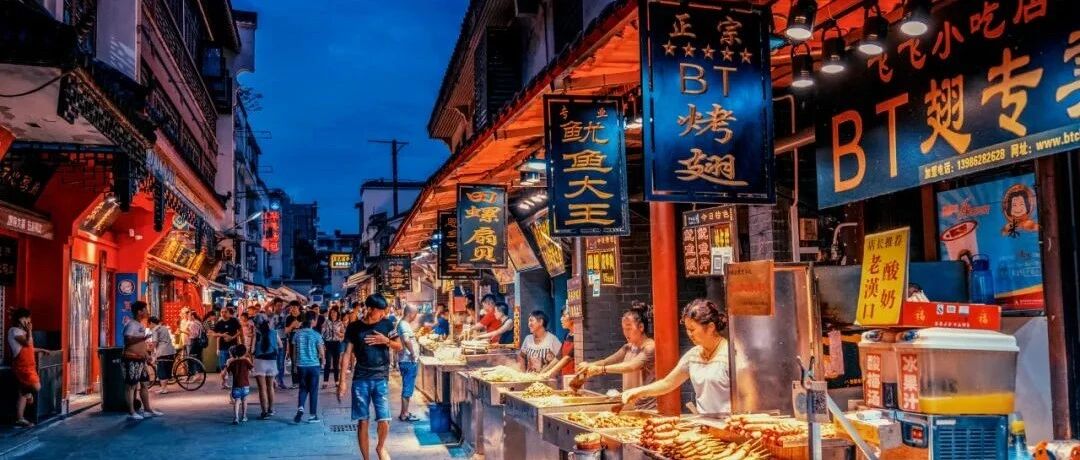 从小摊贩到步行街再到夜游聚集区，夜游撬动文旅消费升级