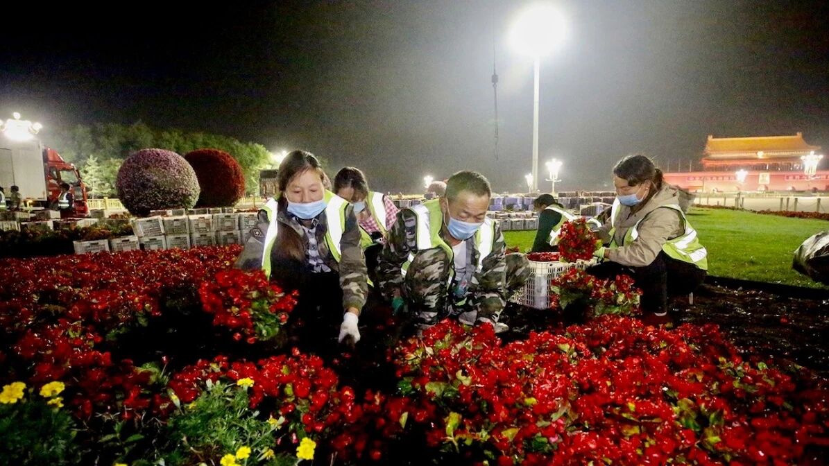 “祝福祖国”大花篮进场，今天凌晨天安门广场是这样