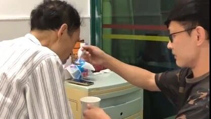 儿子为癌症晚期父亲弹吉他唱歌：让他缓解疼痛，爱要及时表达