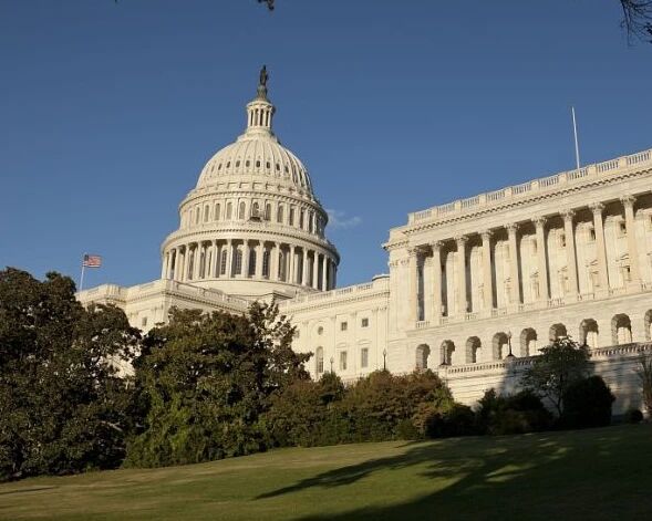 美国深陷卫生经济双重危机：新冠疫情持续反弹 财政刺激方案难产