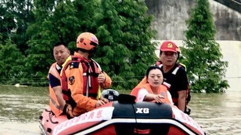 他们追着洪水跑：没人愿冒险，但有些事必须得有人做