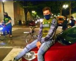 波特兰示威者向法院扔炸弹将面临最多20年监禁，暴露身份只因奶奶送的战术背心……