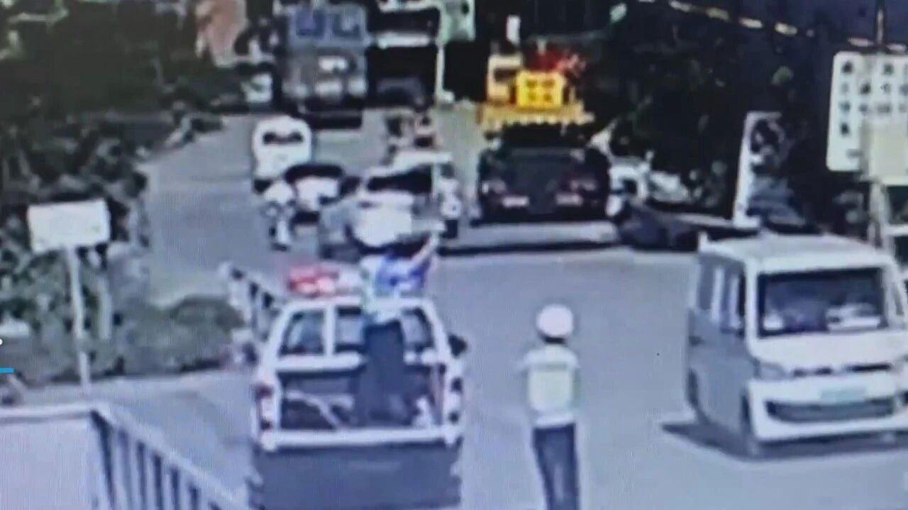 烈日下这位“托举哥”令人肃然起敬……