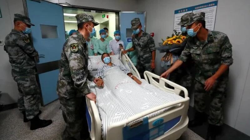 这么多天了，那位被洪水卷走的小战士怎么样了？