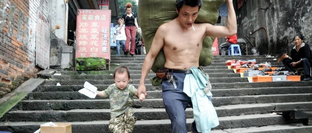 这张照片曾火遍全国，如今他的故事比照片更动人！