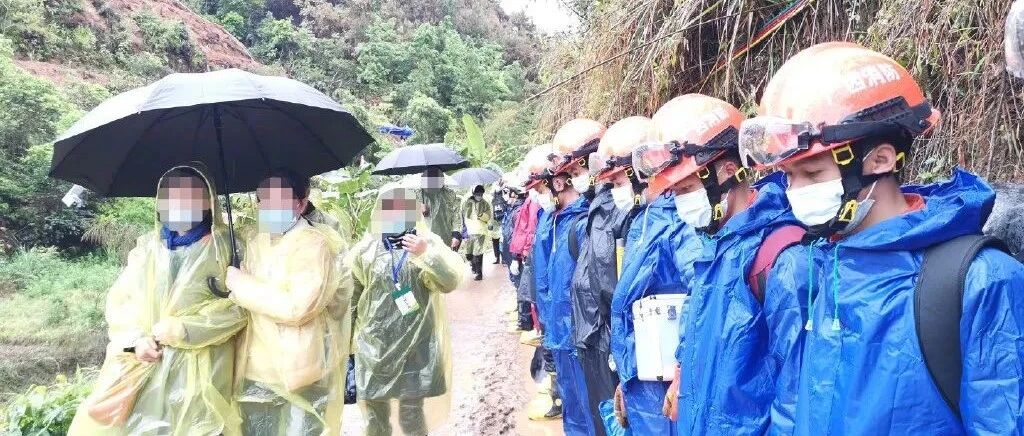 泪目！消防救援人员向失联旅客家属行礼