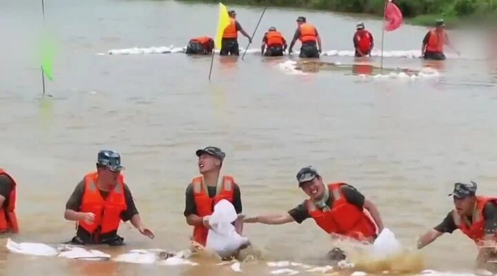 致敬！实拍解放军空军水中封堵管涌群 连夜垒起一座临时堤坝