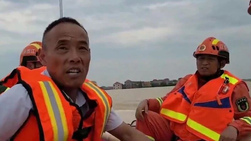 乘风破浪的大爷！老人自制“木筏”去买菜被“拦截”