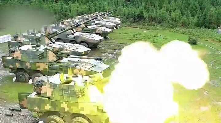 解放军新型“大八轮”高原开火！7辆战车列队齐射威力十足