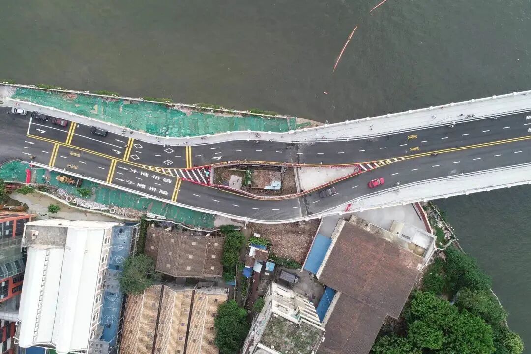 广州一大桥为钉子户"劈叉"？官方回应