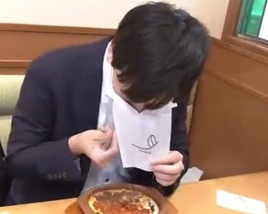 日本餐厅推防疫新招 称戴口罩也能边吃边聊