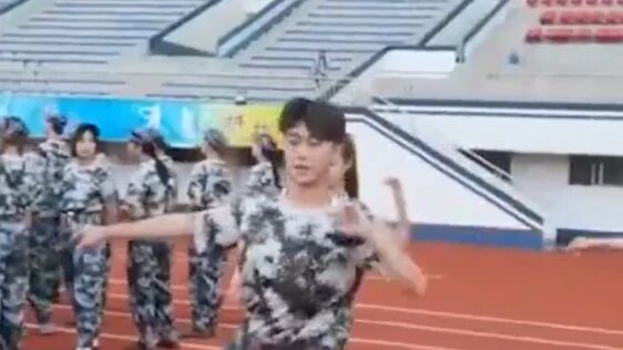 稳居C位！大一新生军训表演跳拉丁