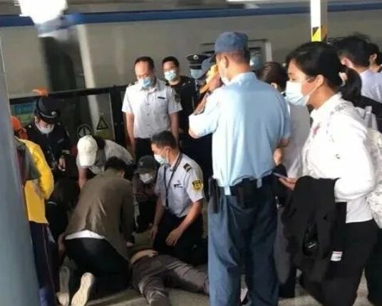 地铁站发生猝死事件，如何抓住“黄金4分钟”挽救生命？