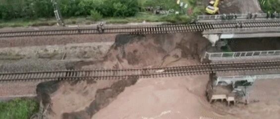 大雨洪水中的这7个瞬间，让我们流泪了……