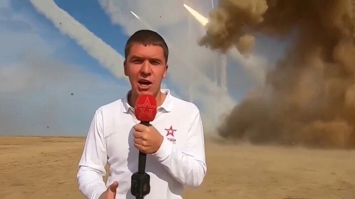 身后导弹、炮火齐发 “战斗民族”军事记者头也不回淡定播报