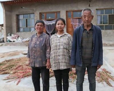 东乡族女孩妥秀英，考上大学报到了！