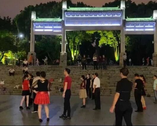 武汉施洋烈士陵园频现广场舞 园方：希望在陵园保持庄严肃穆