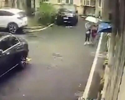 只差3秒！便利店爆燃画面曝光 女子带孩子躲过一劫