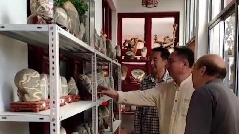 最硬核祝福！大叔翻找5吨泰山奇石找齐“我爱中国七十一”