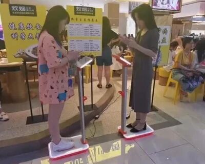 迷之操作！点餐前还得先称体重？这家餐厅道歉了