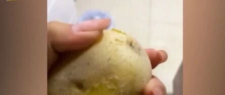 看完《长津湖》，女孩回家尝了尝冻土豆……