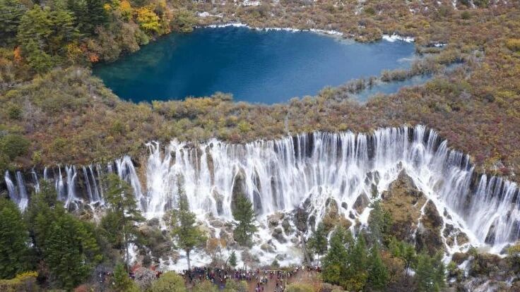 航拍四川金秋九寨沟 “补妆归来”美如仙境