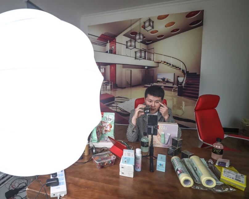 博主、主播等职业“转正”成功 妈妈再也不说我当博主是玩手机了