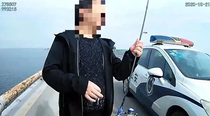 男子为解“钓瘾”竟在高速上钓鱼 一条鱼还没钓上警察就来了