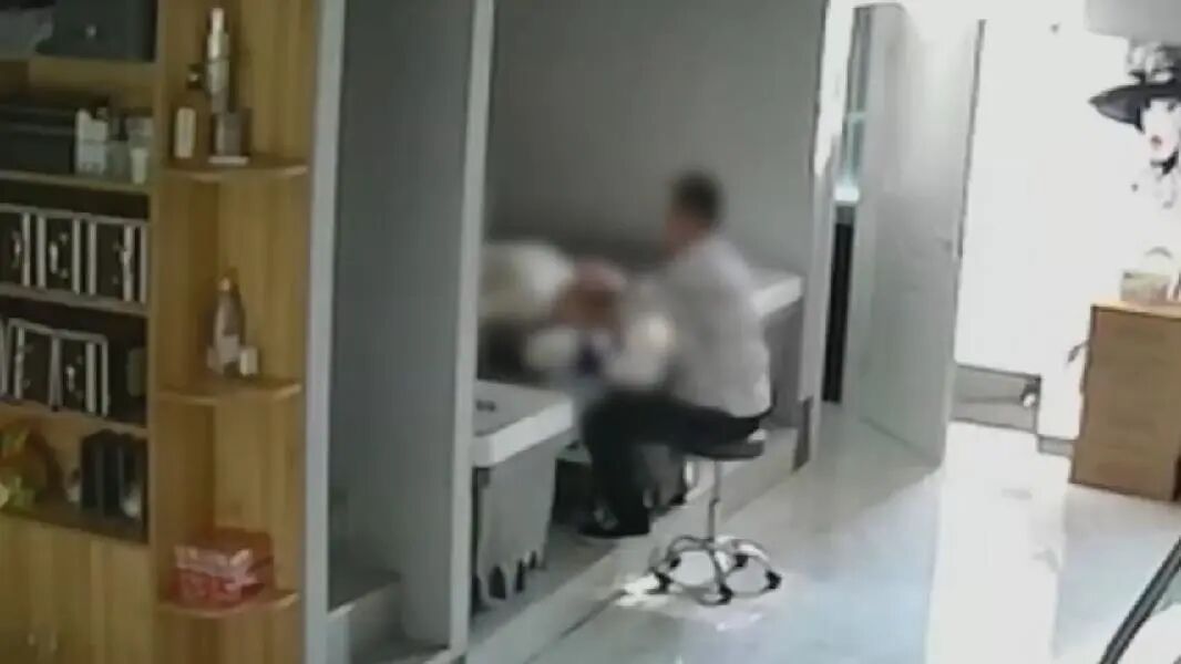 理发店男子"咸猪手"伸进女顾客衣领，不是第一次