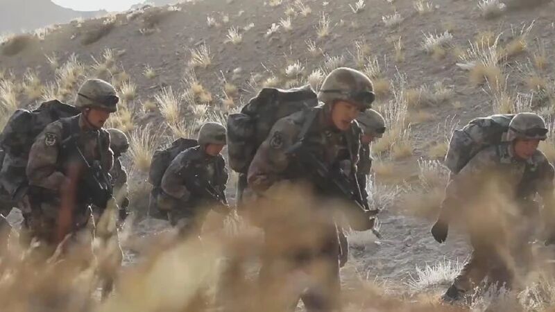 边防战士负重30公斤爬5384米高山 致敬每一位边防战士！