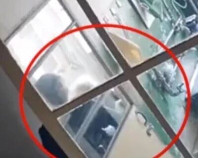 保姆屡对老人施暴被控虐待，当庭求饶获刑一年