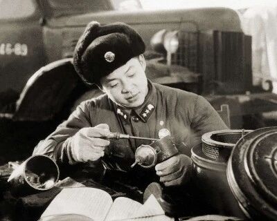 今天是雷锋诞辰80周年！来看看课本里的那个“宝藏男孩”