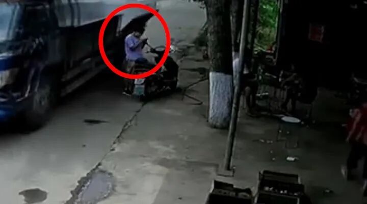 吓人！货车行驶途中车厢门板突然掉落 路边女子直接被砸翻在地