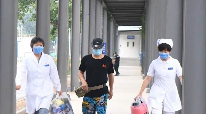 现场画面！新发地疫情首位治愈者出院：大家千万不要放松警惕