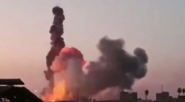 实拍！叙利亚一武器库发生爆炸：现场黑烟滚滚直冲云霄